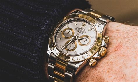 Lo distraggono e gli rubano il Rolex da 10mila euro